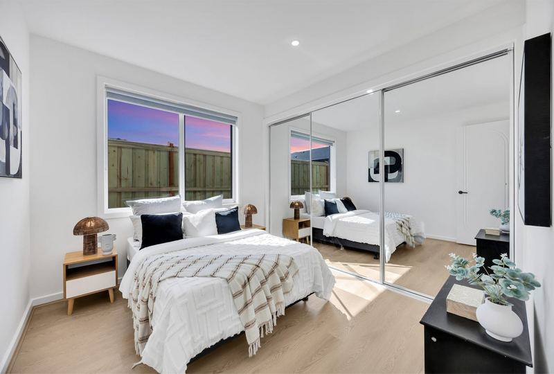 Bedroom with mirrored built-in robe
